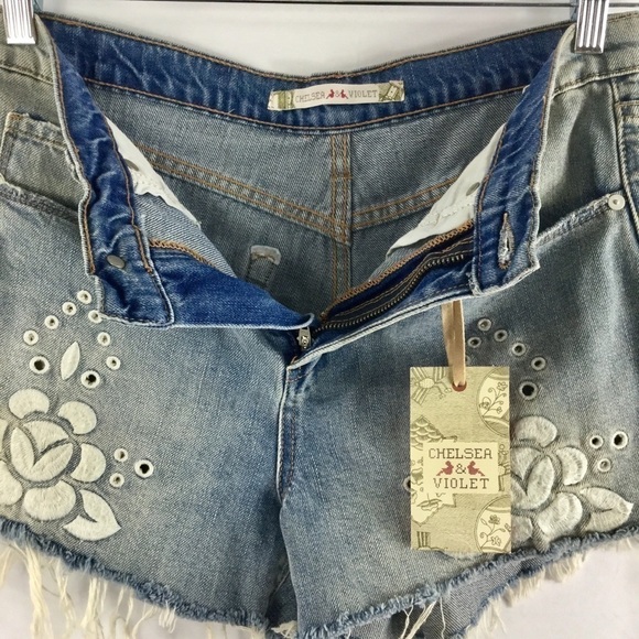 CHELSEA & violet light wash floral embroidered frayed hem denim jean shorts NWT - Picture 7 of 7
